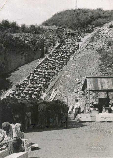 “Stairs of Death” – Prisoners forced to carry a granite block up 186 steps to the top of the quarry. Bundesarchiv, Bild 192-269 / CC-BY-SA 3.0.