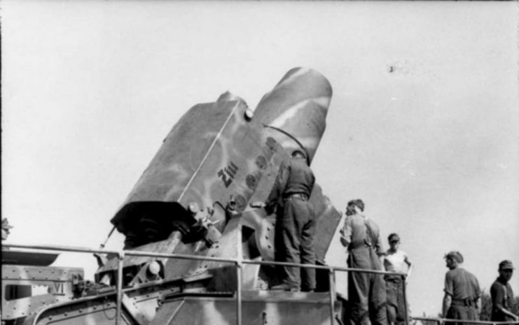 Heavy mortar Karl Gerat VI Ziu Warsaw Uprising 1944 barrel and crew
