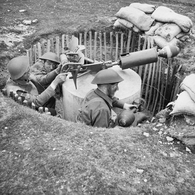 Os soldados da Guarda Domiciliar operam uma argamassa de torneira 'Black Bombard' durante o treinamento na Escola de Guarda Doméstica Nº 3 do GHQ em Onibury perto de Craven Arms em Shropshire, em 20 de maio de 1943.