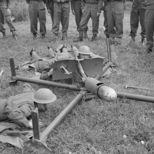 Homens da Guarda Nacional de Saxmundham se preparam para disparar um Bombard Blacker durante o treinamento com instrutores do Gabinete de Guerra, em 30 de julho de 1941.