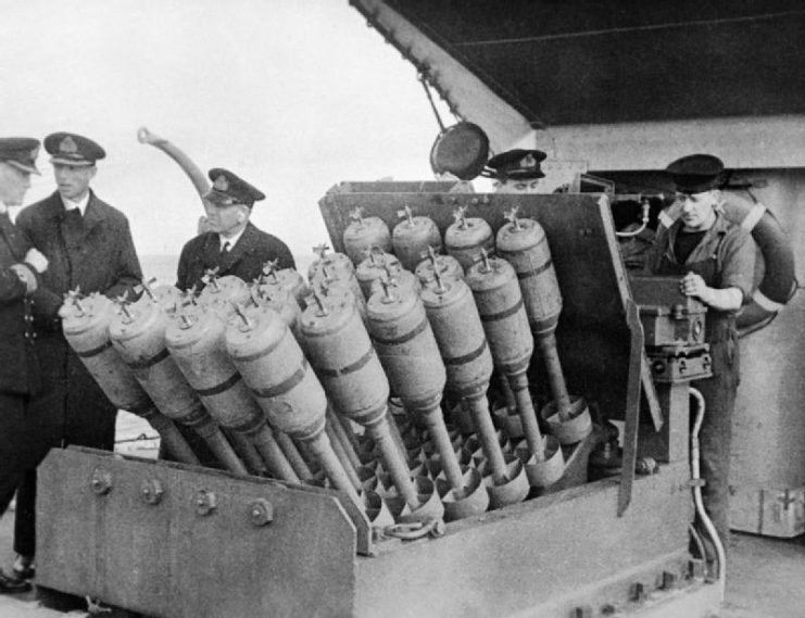 Hedgehog, uma argamassa anti-submarina de 24 canos montada no previsão da HMS Westcott.