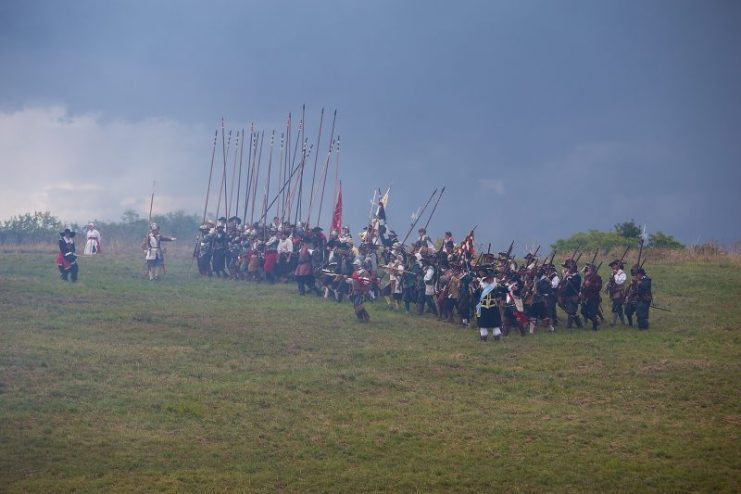 Soldados medievais no campo de batalha na reconstituição histórica