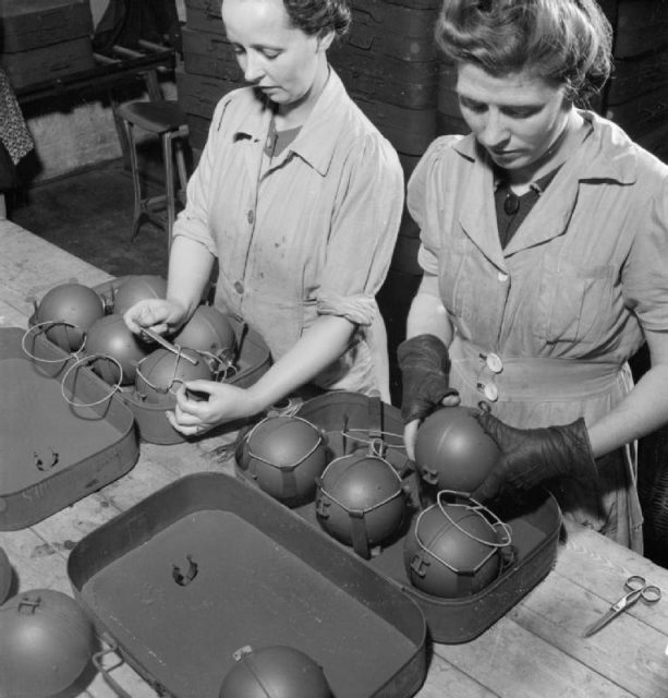 Production of sticky bombs of the No 74 Grenade in Britain, 1943