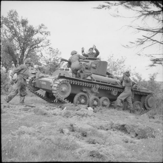 Tropas atacam um tanque 'alemão' (na realidade, um Valentim) com 'bombas pegajosas' durante o treinamento na Escola de Guarda Doméstica Nº 3 do GHQ em Onibury perto de Craven Arms em Shropshire, em 20 de maio de 1943.
