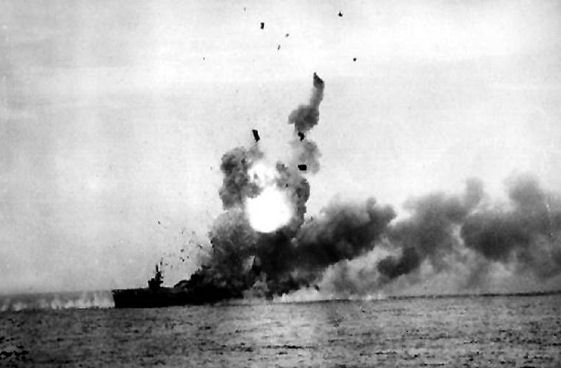 The escort carrier USS ‘St. Lo’ (CVE-63) explodes off Samar after being hit by a kamikaze aircraft, 25 October 1944