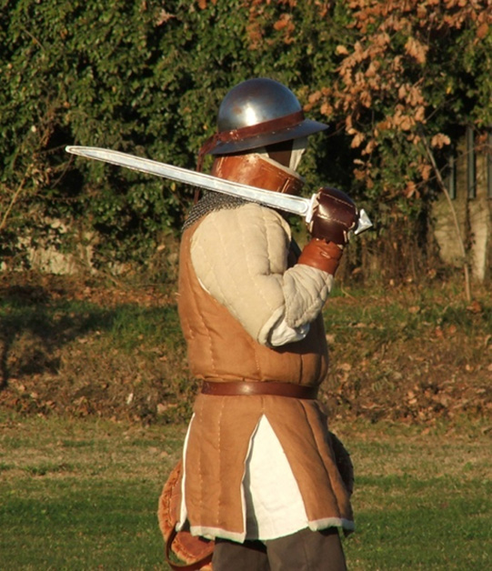 Средневековые тканевые доспехи, которые носил реконструктор, называемый гамбезоном, носили сами по себе или на подкладке или
кольчужная броня. 