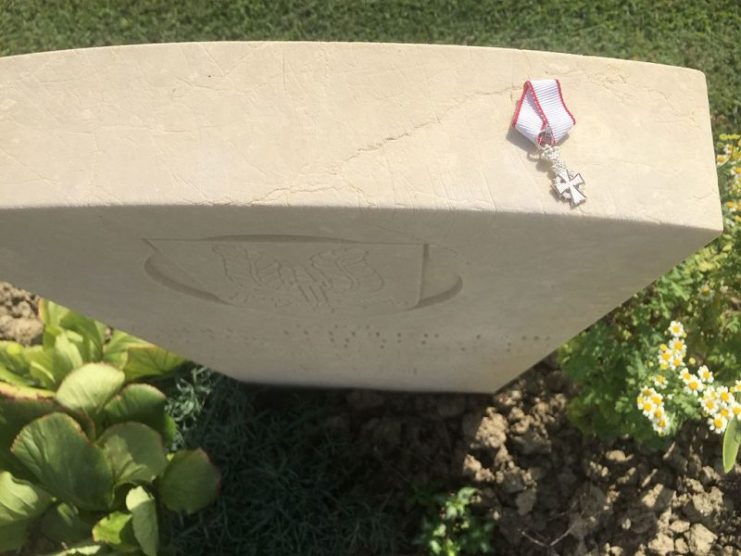 Miniature insignia of the Danish Dannebrog Order on Major Anders Lassen’s gravestone at Argenta Gap War Cemetery, 1 September 2015. Text: “Gud og Kongen” – “God and the King”. Photo by Olsok29 CC BY-SA 4.0