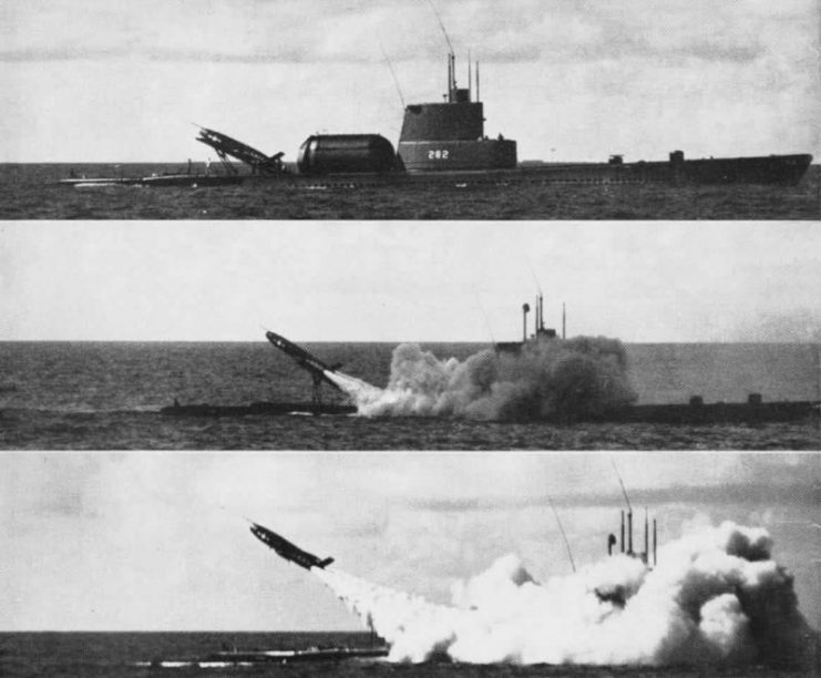 Το υποβρύχιο USS Tunny κατηγορίας Navy Gato (SSG-282) εκτοξεύει έναν πύραυλο SSM-N-8 Regulus I.