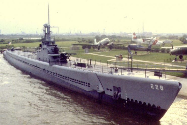 Το USS Drum (SS-228) καθώς αγκυροβόλησε στο Battleship Alabama Memorial Park στο Mobile της Αλαμπάμα, πριν από ζημιές από την καταιγίδα και την τοποθέτηση σε πυλώνες από σκυρόδεμα.