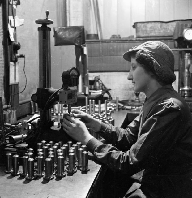 Production of a 25 Pounder Field Gun, 1942