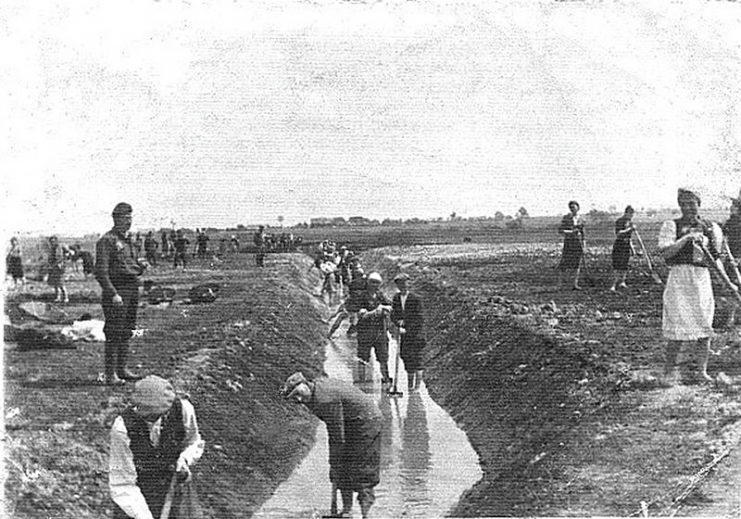 Prisoners of the Krychów forced labor camp dig irrigation ditches for the new German latifundia of the General Plan East in 1940. Most of them, Polish Jews and some Roma people, were sent to Sobibór extermination camp afterwards.