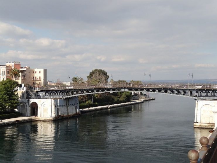 The revolving bridge and the channel. Ponte Girevole. Photo: Livioandronico2013 – CC BY-SA 3.0