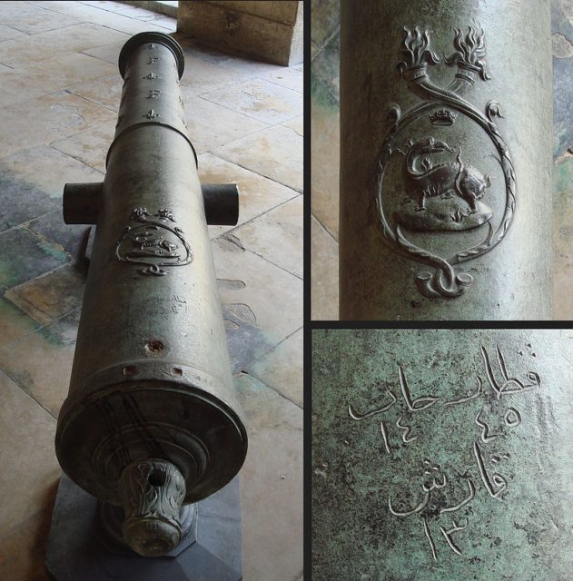 Grand culverin of Francis I of France with salamander emblem and inscription in Ottoman Turkish Vitar: 45, Chap: 14, Qarish: 13. Siege of Rhodes (1522), Musée de l’Armée.Photo: PHGCOM CC BY-SA 3.0