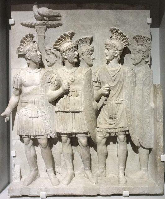 fragment de decor al unui arc de Triumf 51-52 D.hr.: Garda Imperială a împăratului, pretorienii , prezentat într-un relief cu un vultur apucând un fulger prin ghearele sale, cu referire, la forma romană interpretatio graeca a lui Jupiter.Foto: JÄNNICK Jérémy GFDL 1.2