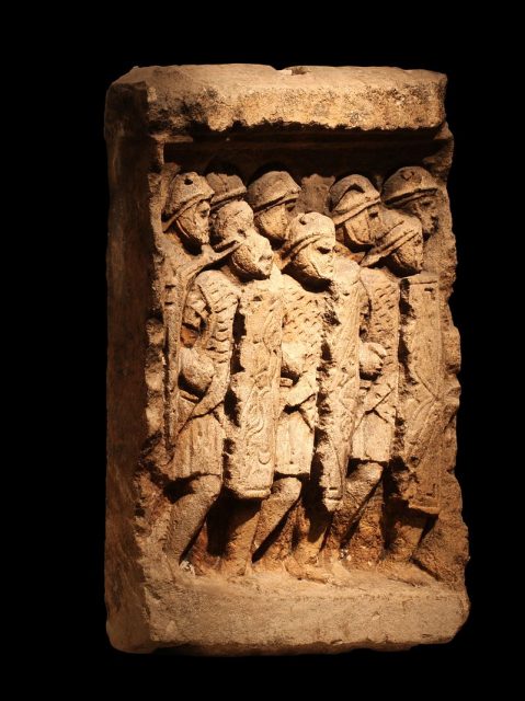  kejserlige romerske legionærer i tæt formation, en lettelse fra Glanum, en romersk by i det, der nu er Sydfrankrig, der var beboet fra 27 F.kr. til 260 E. kr. (da den blev fyret af invaderende Alemanni).Foto: Rama CC BY-SA 2.0 