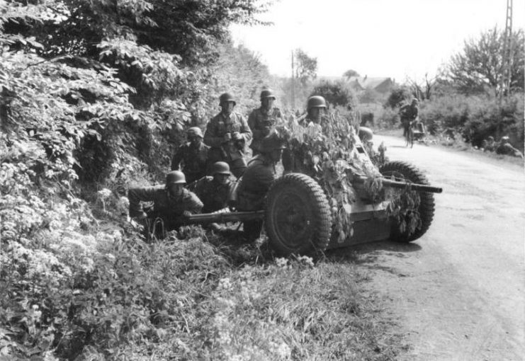 PaK 36 in action 1940. It was ineffective against French heavy tanks.Photo: Bundesarchiv, Bild 101I-127-0391-21 / Huschke / CC-BY-SA 3.0