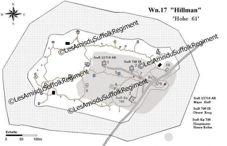 Legend 1 : command post (artillery) 2 : command post (infantery) 3 : memorial of Suffolk Rgt 4 : well 5 : water tank 6 : southern guard post 7 : platfom 8 : cookhouse 9 : eastern guard post 10 : northern guard post.Photo: Tib124 CC BY-SA 4.0