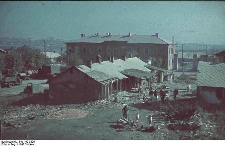 Everyday life in some part of Stalingrad.Photo: Bundesarchiv, Bild 169-0825 / CC-BY-SA 3.0