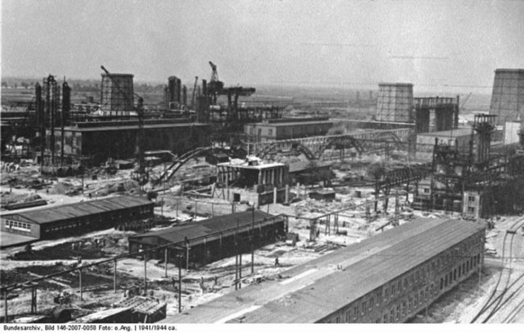 IG Farben plant at Monowitz under construction approximately 10 kilometres (6.2 mi) from Auschwitz, 1942.Bundesarchiv, Bild 146-2007-0058 / CC-BY-SA 3.0