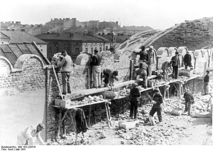 The construction of Ghetto walls, May 1941. Photo: Bundesarchiv, Bild 183-L25516 / CC-BY-SA 3.0