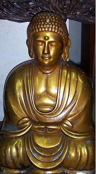 Replica Buddha statue of a solid gold, that was returned by Ferdinand Marcos after he allegedly had his armed troops steal the original gold statue at gunpoint from Rogelio Roxas and family. The statue remains in the Baguio courthouse waiting to be claimed by Roxas’s son, Henry.Photo:Keith Brooks CC BY-SA 3.0