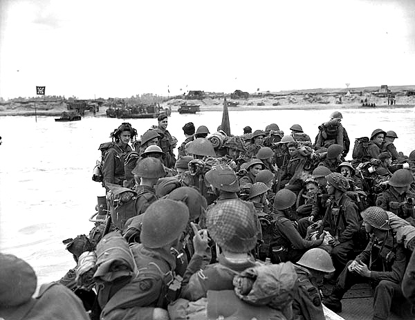 Personnel of Royal Canadian Navy Beach Commando W land on Mike Beach sector of Juno Beach, 6 June 1944