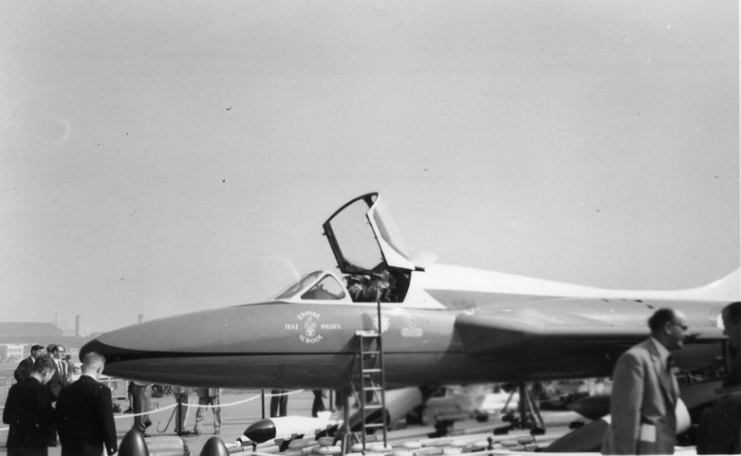 Hunter T7 of the Empire Test Pilots’ School, Farnborough Air Show, September 1959.Photo: TSRL CC BY-SA 3.0
