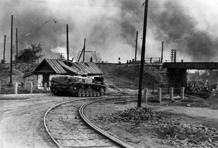 Destroyed tank on the streets in Stalingrad.Photo: Bundesarchiv, Bild 169-0825 / CC-BY-SA 3.0