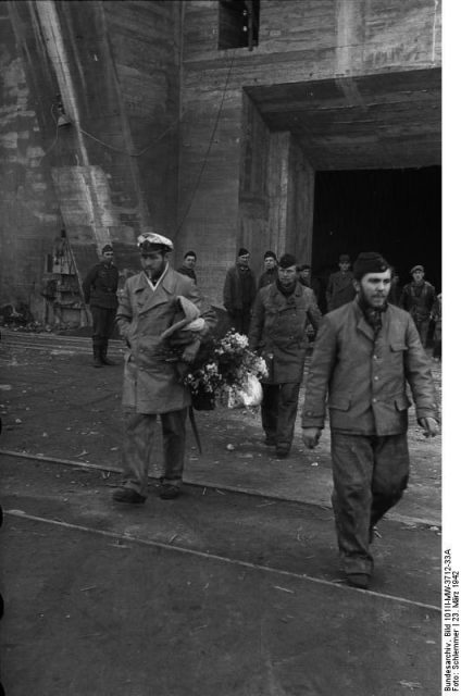 Positiv: “St. Nazaire”, März 1942, U 96, Kptlt. Lehmann-Willenbrock. Photo: Bundesarchiv, Bild 101II-MW-3712-33A CC-BY-SA 3.0 de