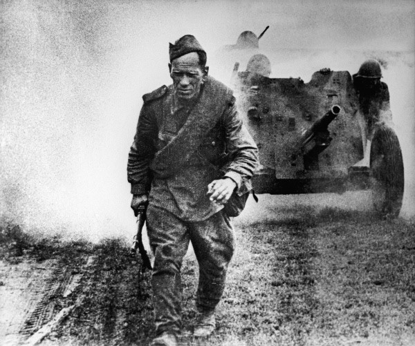 Soviet soldiers and 45mm gun on the road, 1 August 1943.Photo: RIA Novosti archive, image #997 / Ozersky / CC-BY-SA 3.0