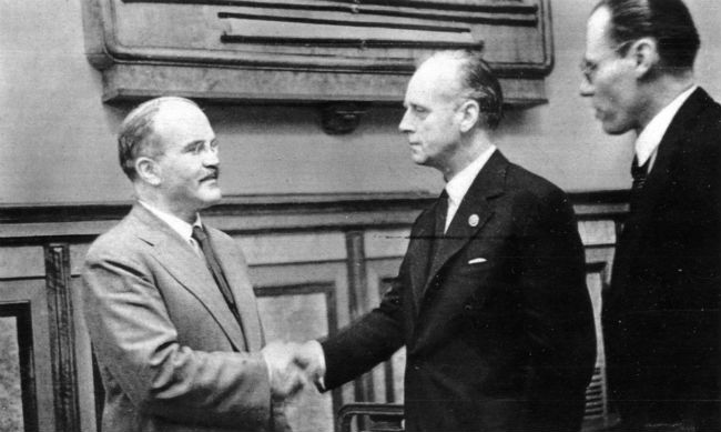 Russian foreign minister Vyacheslav Molotov (left) and German foreign minister Joachim von Ribbentrop (second from right) signed the non-aggression pact on 23 August 1939.