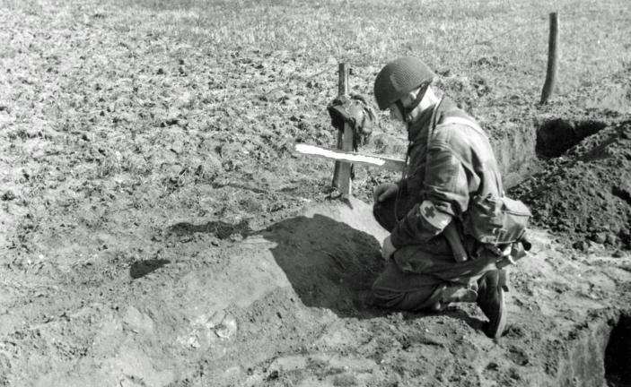 Corporal Ron Mills of the 181 Field Ambulance, RAMC, at the grave of Trooper William Edmond, No.9 Section, “C” Troop, 1st Airborne Reconnaissance Squadron. Note that the censor has erased the name on the cross. Edmond was one of the men wounded on the 17th September when “C” Troop was ambushed by SS Battalion Krafft en route to the bridge.