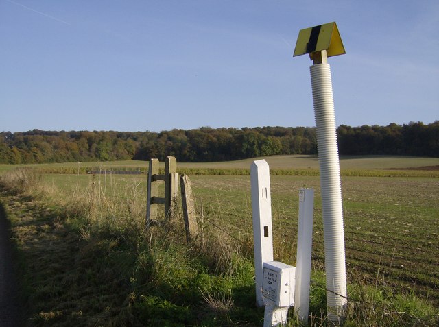 GPSS pre-WW2 white marker, with post-WW2 yellow/black post. Graham Horn CC BY-SA 2.0