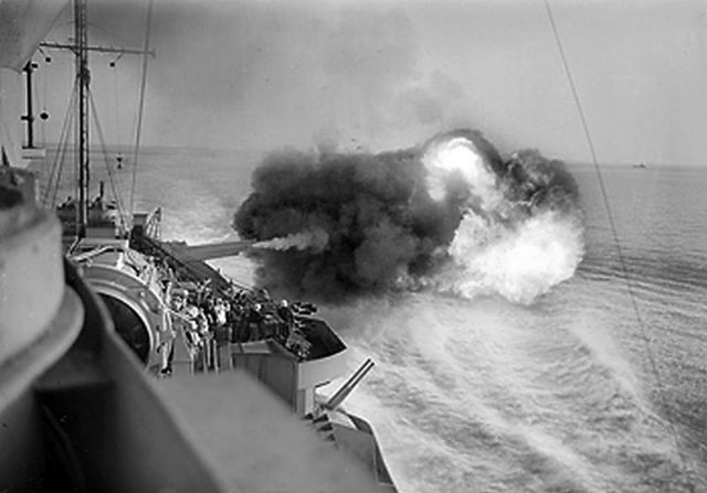 British ship HMS Warpite of the coast of Sicily. July 1943. [Di ISpinksy – Opera propria, CC BY-SA 3.0]