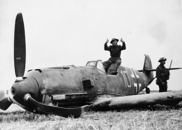 Soldiers pose with Messerschmitt Bf 109E-4 (W.Nr. 5587) ‘Yellow 10’ of 6./JG 51 ‘Molders’, which crash-landed at East Langdon in Kent, 24 August 1940. The pilot, Oberfeldwebel Beeck, was captured unhurt.