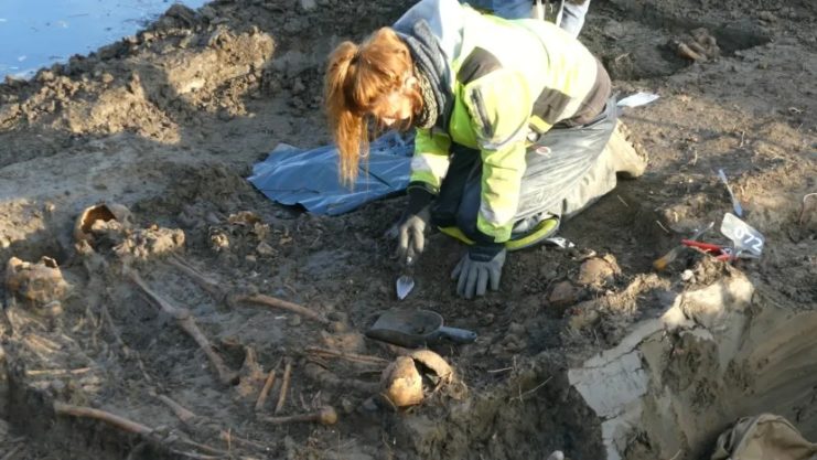 Marks on the bodies in the mass grave were found, which indicate gross surgical activities. Image credit: Ton van Es - www.devliegendefilmer.nl