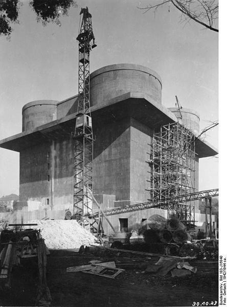 Building a flak tower [Bundesarchiv, Bild 183-J16840 CC-BY-SA 3.0]