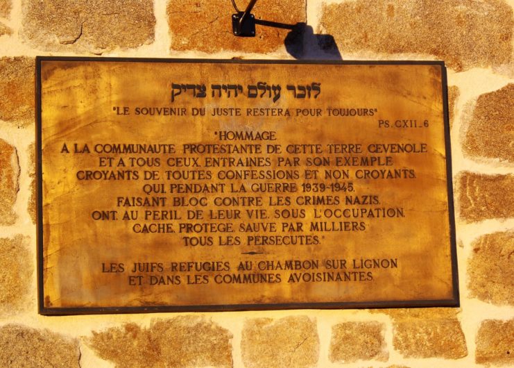 This plaque was placed on the wall of the village school, in honour of the role the village took in hiding Jews from the Nazis during the war. Image by Pensées de Pascal CC BY-SA 4.0