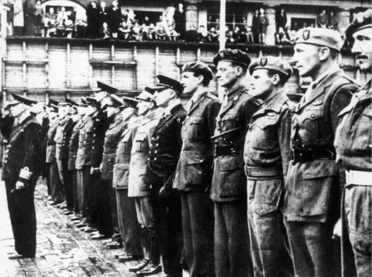 Paddy Mayne (second from the right) stands at attention.