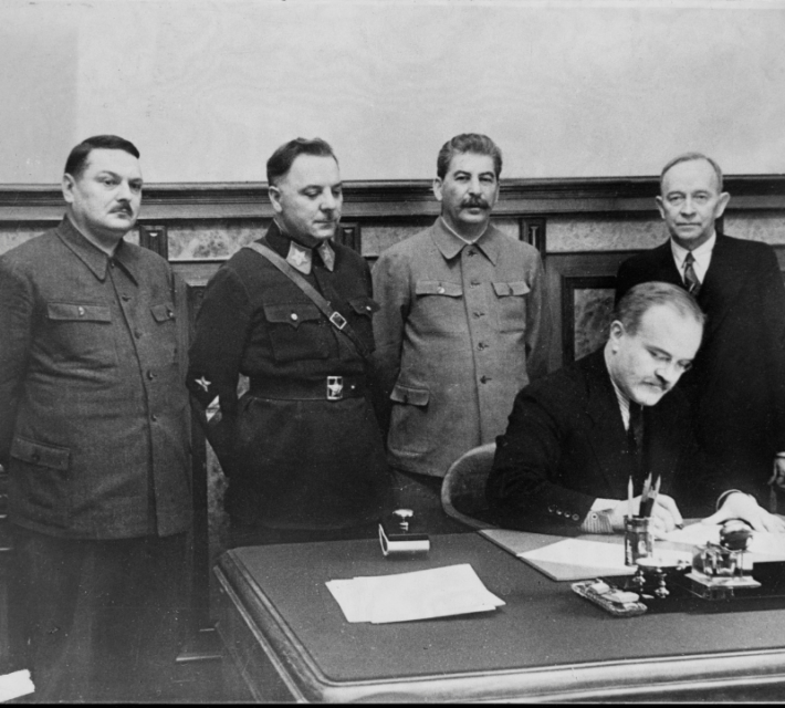 The Soviet Foreign Commissar Molotov signs a treaty between the Soviet Union and the Finnish Democratic Republic.