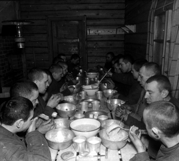 circa 1939: Bolshevik soldiers who have been taken prisoners by the Finns gather together for a meal.