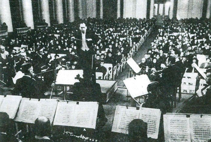 Leningrad premiere of Shostakovich Symphony No 7