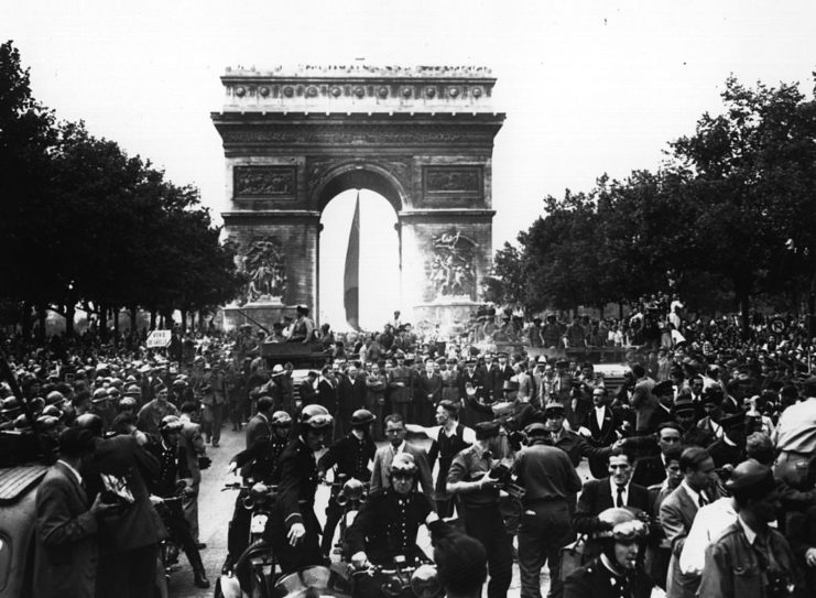 Large crowd below the Arc de Triomphe