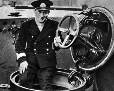 Jan Grudziński standing in an open submarine hatch