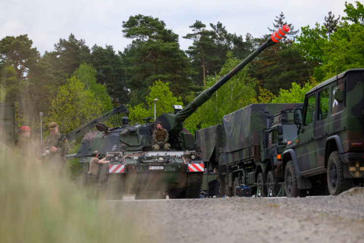 German soldiers around a PzH 2000