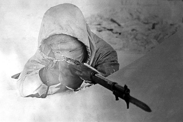 Simo Häyhä aiming his sniper rifle