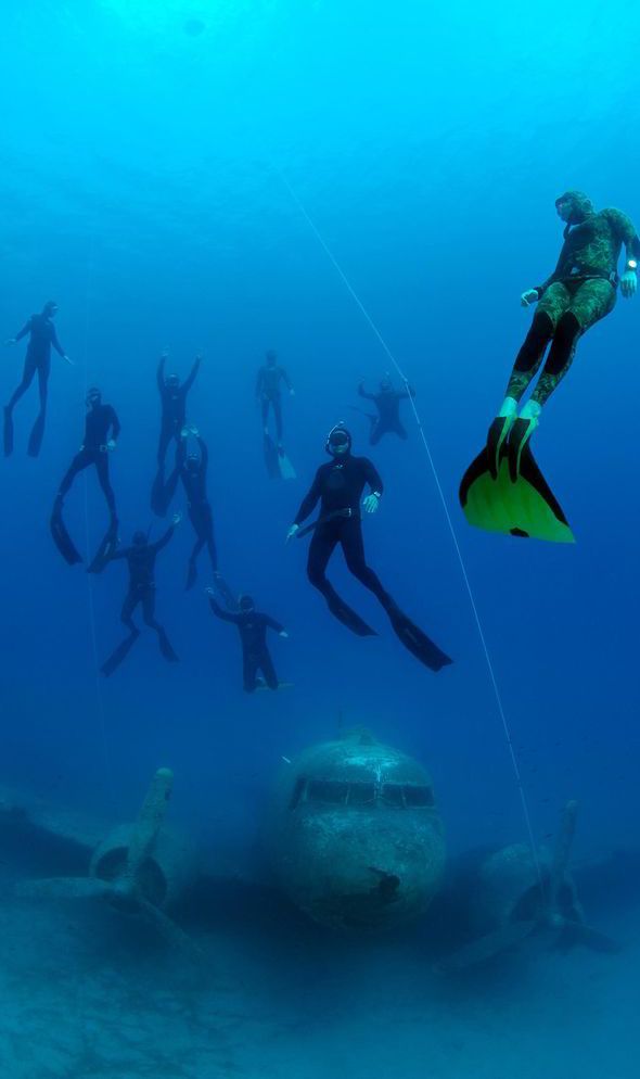 Diver Andrey Neskarov with his band with the sunken DC-3. (Photo: Express/Medavia)