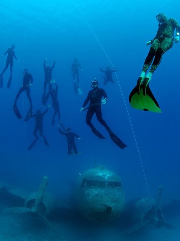 Diver Andrey Neskarov with his band with the sunken DC-3. (Photo: Express/Medavia)