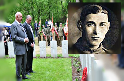 Jones brothers paying respect to the headstone of their uncle who was one of the WWI POWs who died while in captivity.