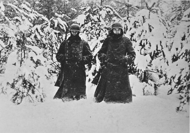 Soldiers_on_guard_in_December_1941_to_the_west_of_Moscow